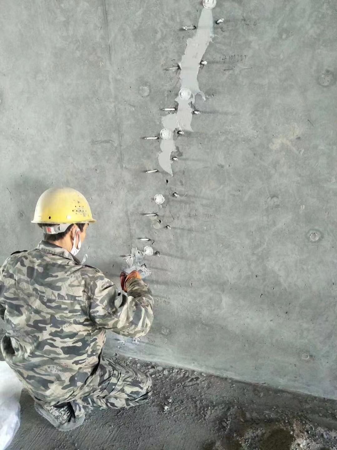 安居混凝土楼板裂缝加固施工的方案